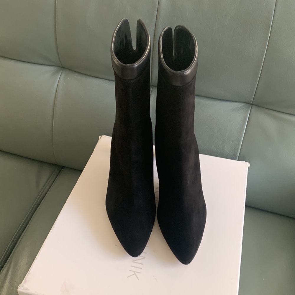 Manolo Blahnik Zufapla Suede Stiletto Ankle Booties - Picture 5 of 8
